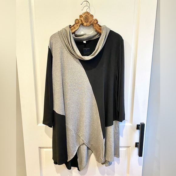 NEW Avenue Black & Shimmer Grey Color Block Tunic Top Size 30/32 - Picture 2 of 5
